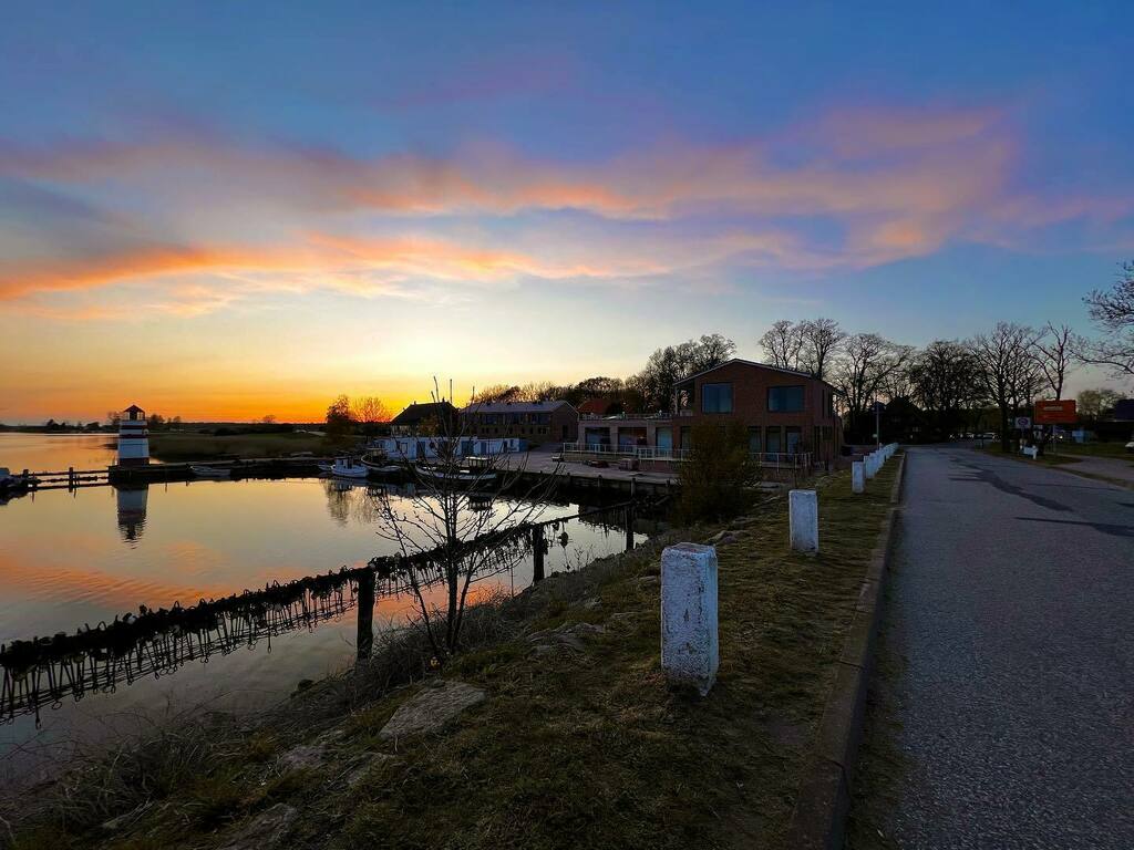 MarkusvonRoder's tweet photo. Just about 15 minutes apart...
#sun #sunset #eveningsky #warm #warmlight #goldenhour #bluehour #field #forest #beach #travelphotography #sunny #nature #naturephotography #naturelover #naturelovers #weather #sky #hike #hiking #travel #travelgram #neverst… https://t.co/nIy6UMjoNO https://t.co/VljCEif85M