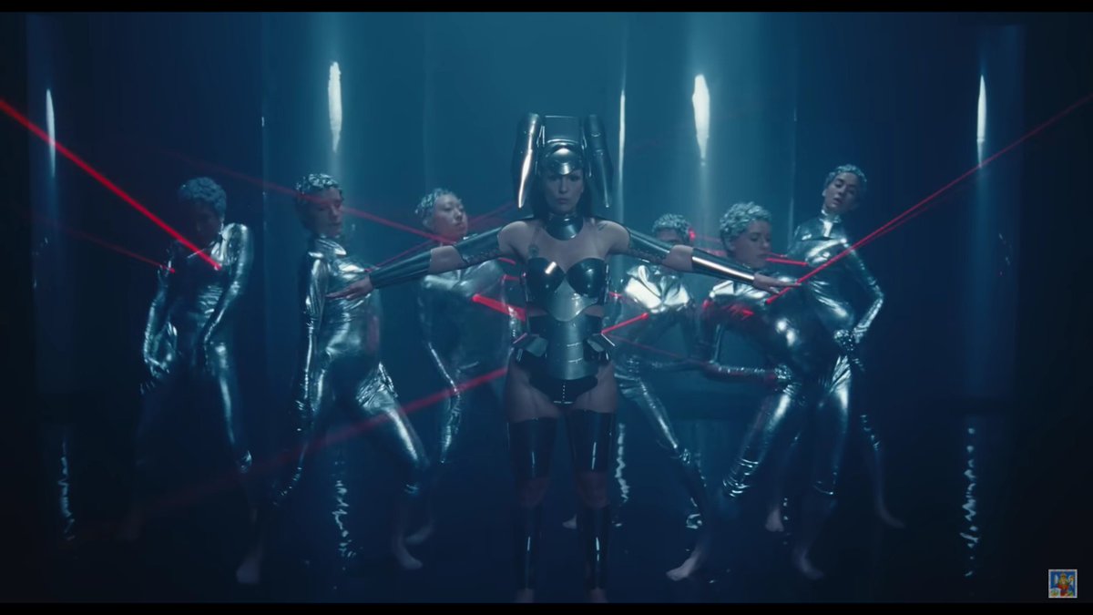 Rigoberta Bandini (<a href="/rigobandini/">Rigoberta Bandini</a>) ha aprovechado el #DíadelaMadre para sacar el vídeo de "AY, MAMÁ". Y viene cargado de simbología. Lo que no me esperaba es que tuviera tantas alusiones a obras de arte..

Voy a recopilar algunas de las referencias aquí🧵youtube.com/watch?v=-z9qeA…