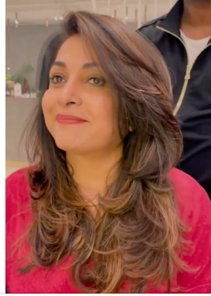 Your hair is really beautiful, you are beautiful with or without makeup, but I really like the human being Ramya Krishnan, you are wonderful Ramya I admire you more and more, may your week be amazing as much as you ❤️🌹 @meramyakrishnan best actress in the world #ramyakrishnan