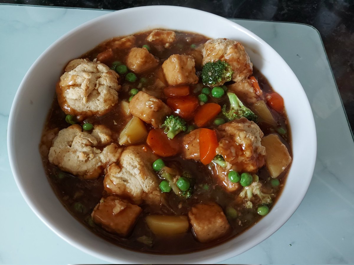 FearOfTheDuck74's tweet photo. I made a vegan chik'n and vegetable stew with homemade herb and nooch dumplings 😋 💗🌱🥰🙏🏽☺sooo delicious 💚
#vegan #veganfood #plantbased #homemade #veganfortheanimals https://t.co/4xCb2OSf09