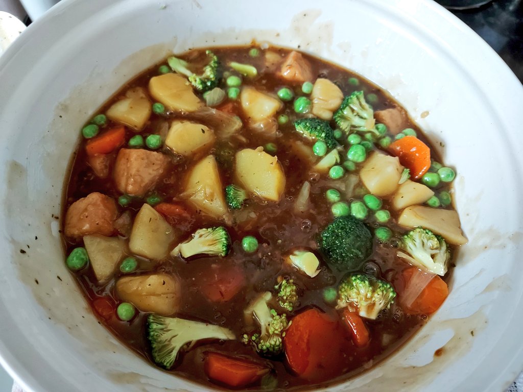 FearOfTheDuck74's tweet photo. I made a vegan chik'n and vegetable stew with homemade herb and nooch dumplings 😋 💗🌱🥰🙏🏽☺sooo delicious 💚
#vegan #veganfood #plantbased #homemade #veganfortheanimals https://t.co/4xCb2OSf09