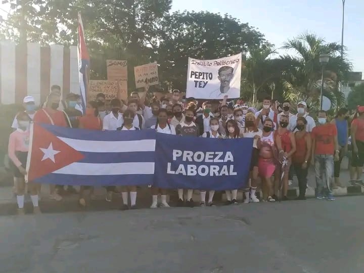 olgalidiam47's tweet photo. Un 1ro de Mayo espectacular, derroche de alegría y patriotismo de los trabajadores en la Plaza Antonio Maceo de nuestro Santiago de Cuba. Felicitaciones @DianaGisellMar1 @YamileMoracenM @RaulSamon @YamiraDaz1 https://t.co/AD3qJuNwoV