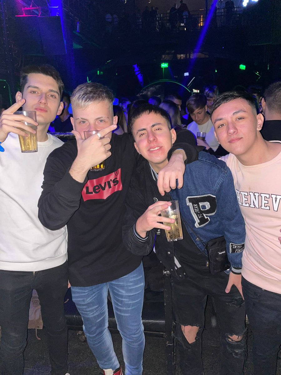 en esta foto solamente hay una persona que nunca hizo elite 1 en Fut Champions, adivinen quien es.