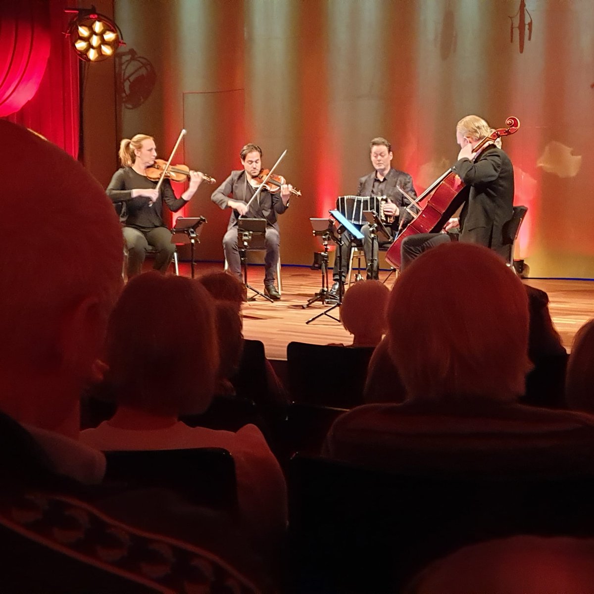 Vanmiddag gaf het @MatangiQuartet met #carelkraayenhof een weergaloos concert in @theater_haarlem .
Zeer enthousiast publiek 😁
Op de foto kan je nét altist #karstenkleijer niet zien vanwege de cello van Arno...