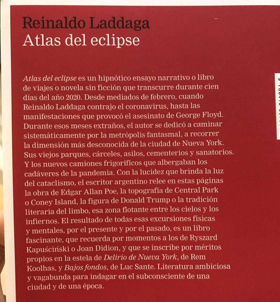 FdezMallo's tweet photo. Durante los meses difíciles de la pandemia, y tras contraer el COVID, #ReinaldoLaddaga salió a recorrer su ciudad, Nueva York, para en un estado límbico cartografiar y poner por escrito una ciudad secreta y nunca hasta ahora vista. Extraordinario. #AtlasDelEclipse @G_Gutenberg https://t.co/jU2K0ZRnYV