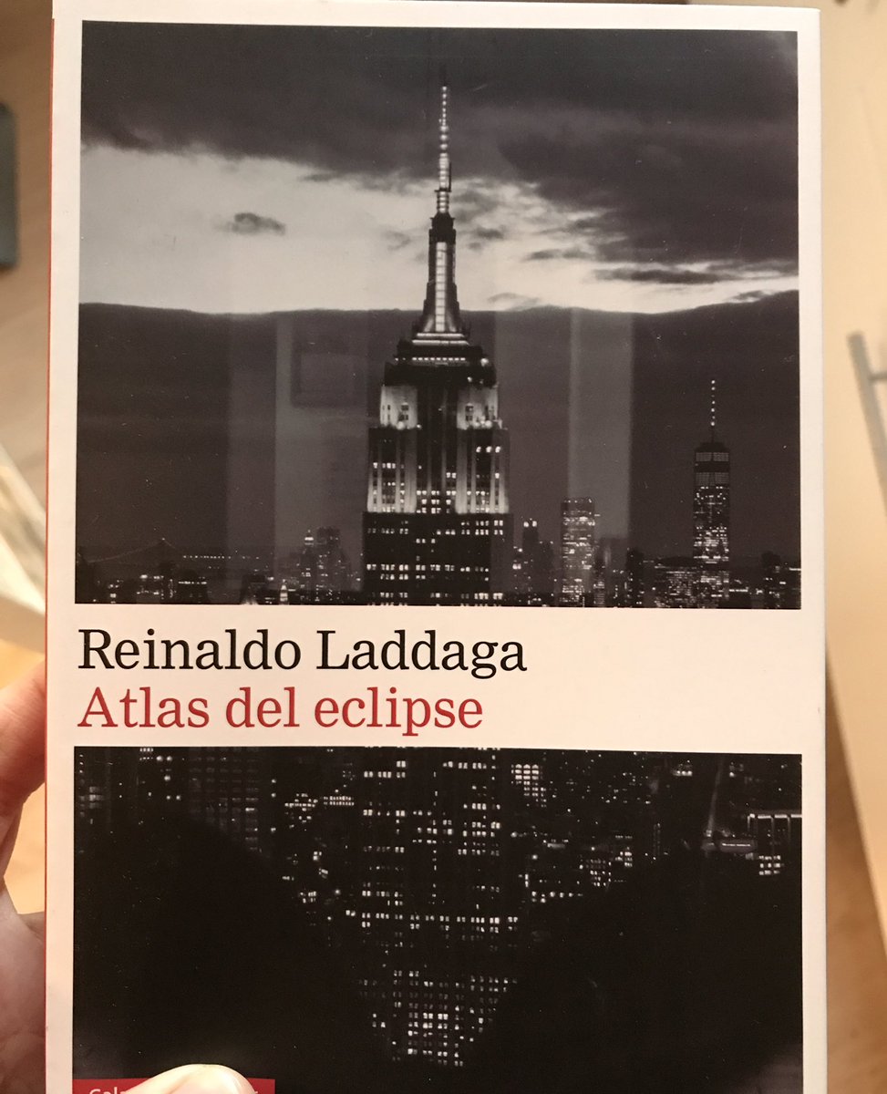 FdezMallo's tweet photo. Durante los meses difíciles de la pandemia, y tras contraer el COVID, #ReinaldoLaddaga salió a recorrer su ciudad, Nueva York, para en un estado límbico cartografiar y poner por escrito una ciudad secreta y nunca hasta ahora vista. Extraordinario. #AtlasDelEclipse @G_Gutenberg https://t.co/jU2K0ZRnYV