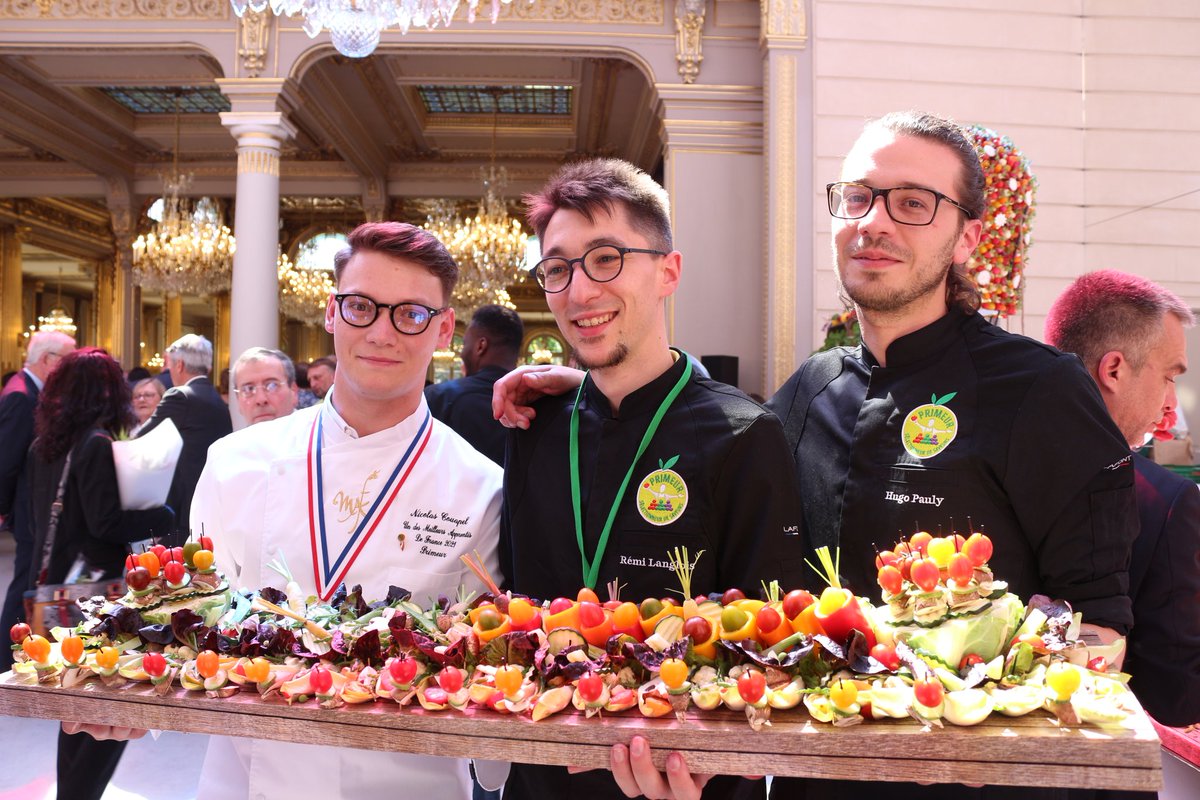 SaveursCommerce's tweet photo. #Primeurs et #apprentis ont œuvré ce 1er mai à l'#Elysée pour valoriser le métier. Merci au @marchederungis pour sa confiance. 
Message à @EmmanuelMacron : nous aider à faire venir les jeunes dans notre beau métier et faire que les primeurs puissent être reconnus #Artisans ! https://t.co/48sQJonV5n