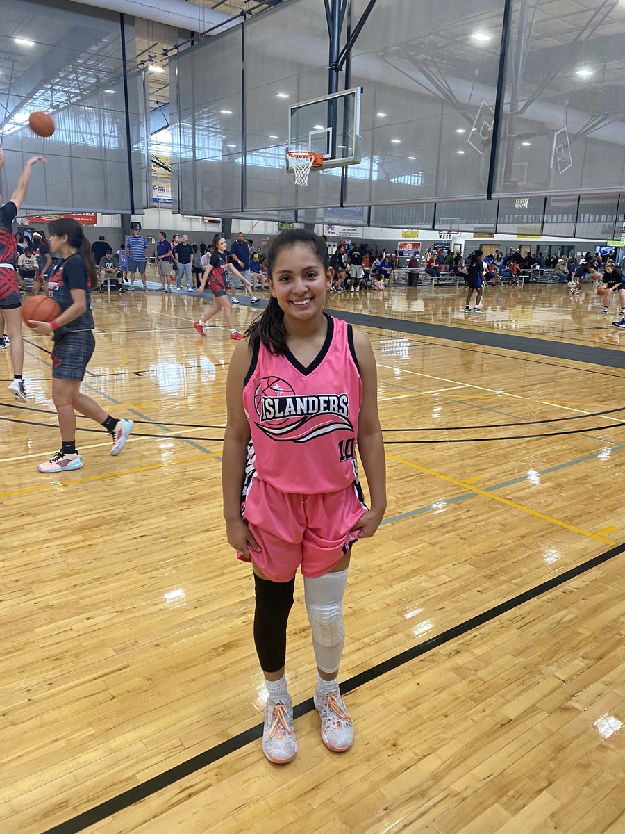 ACH_GBB's tweet photo. #QueensOfTheHardwood Top Performer ⭐️: Viviana Moreno / SA Islanders 

-20 pts in a win over CTX Lady Knights to improve SA Islanders to 3-1 for the weekend
-quick guard, creates her own shot
-cannot leave her open, she will knock down the open 3

#ACHGBB #QOTH https://t.co/Q9X03bjKac