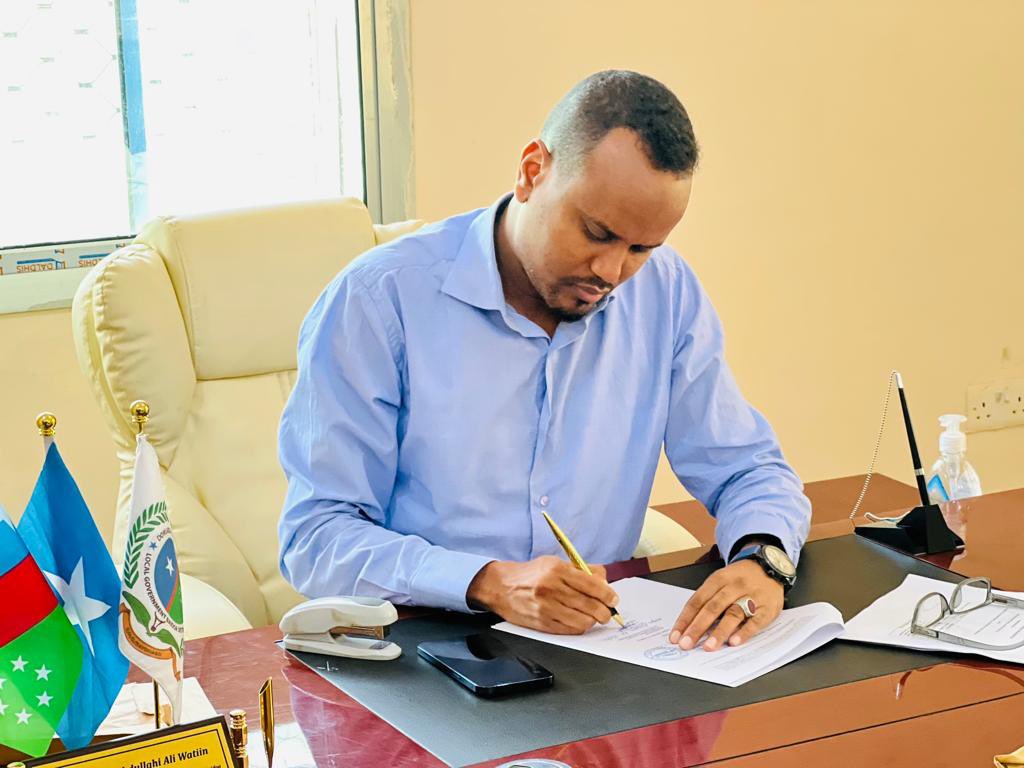 Abdullahiwatiin's tweet photo. We are delighted to have a partnership with ILO Somalia for the construction of community roads. As part of this package,the municipality signed a contract-bid of 3.5km which will be implemented in Baidoa. I would like to thank the German Goverment for their support to urban dev. https://t.co/JaITp9tYHs