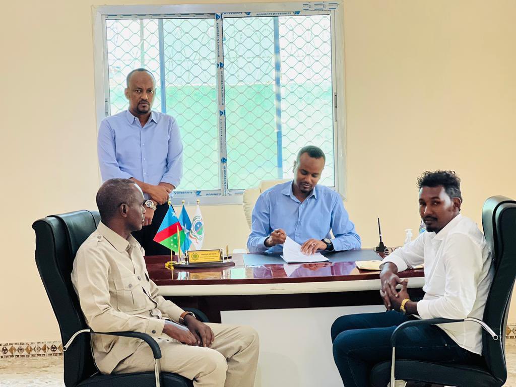 Abdullahiwatiin's tweet photo. We are delighted to have a partnership with ILO Somalia for the construction of community roads. As part of this package,the municipality signed a contract-bid of 3.5km which will be implemented in Baidoa. I would like to thank the German Goverment for their support to urban dev. https://t.co/JaITp9tYHs