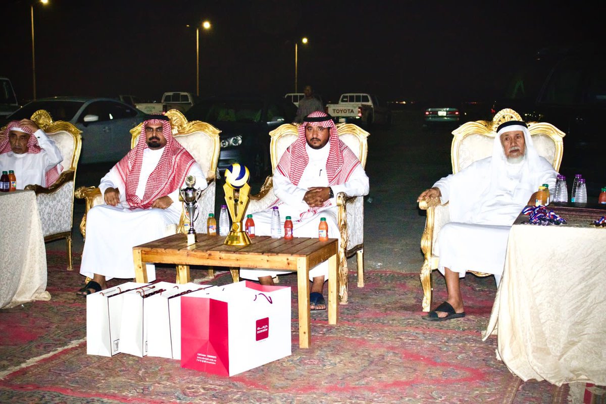 t_aldarb's tweet photo. برعاية رئيس مركز عتود أ .سعود الغملاس، 
مركز النشاط الاجتماعي بعتود بالشراكة مع مركز اجتماعي القضب التابعان للجنة التنمية بالدرب يختتم بطولة عتود لكرة الطائرة ويتوج فريق السادة من عتود بكأس البطولة بعد تغلبه على فريق بحر أبو سكينه .
#جازان #الدرب https://t.co/LOFHh5v1T6