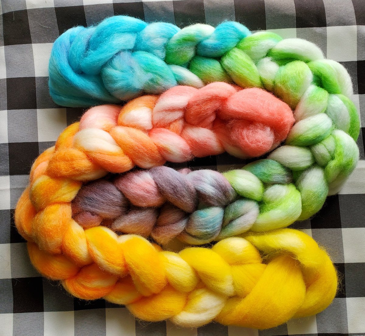 HHandmade's tweet photo. Dyed merino wool roving. Not sure if I should spin this or list it! #merinowool #roving #wool #yarn https://t.co/uUw5sKFJfH