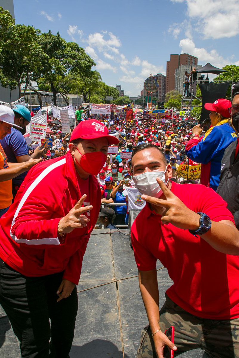Un día muy especial este #1May, cuando celebramos las conquistas laborales logradas en Revolución ¡Caracas ha vibrado con la presencia en sus calles de las trabajadoras y trabajadores de la Patria!

#MaduroEsClaseObrera