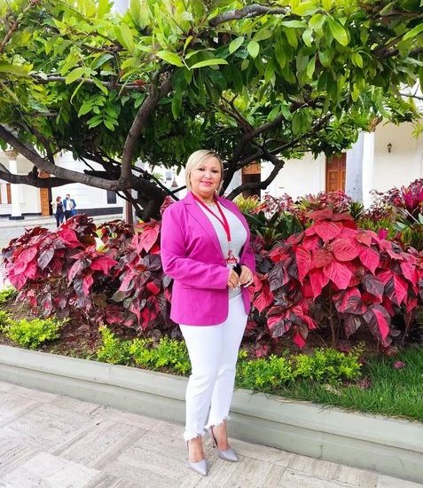 Seguir la cuenta Twitter de mi amiga y hermana <a href="/DamelisChavez/">@DamelisChavezPSUV</a>