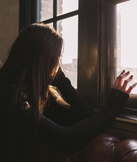 اخبروا قلبى الكائن بين جنبيها انى انطفئ .
افلا قليلا من رفق!؟