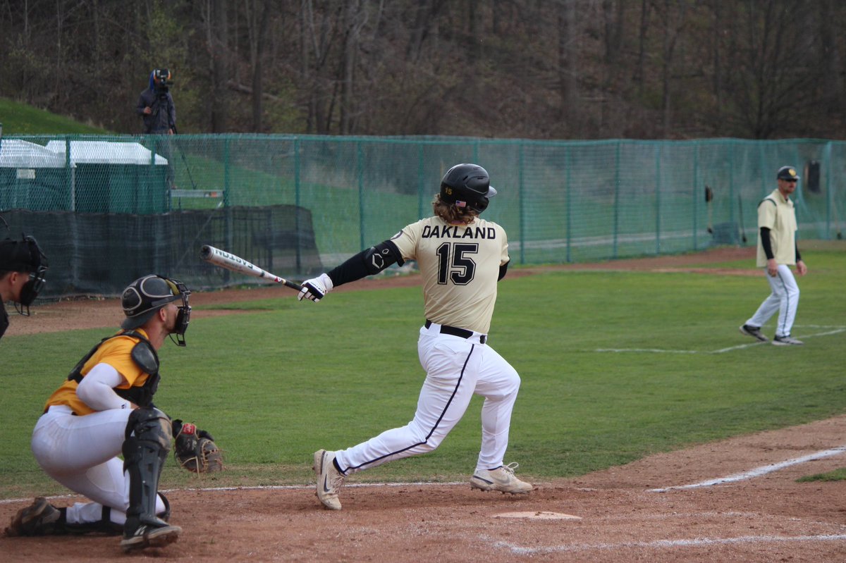 OaklandBSB's tweet photo. END 4 | BIG bottom of the inning! 
@BradleyRGoulet single brings @tuckerseth2 home! 
@Jared_Miller2 single brings in @BradleyRGoulet ! 
@BrandonHeidal single brings @Jared_Miller2 home! 
That’s 3 on the board to take the LEAD! 

OAK 6, MKE 5 #DefendtheDen https://t.co/8JmFDwUYZA