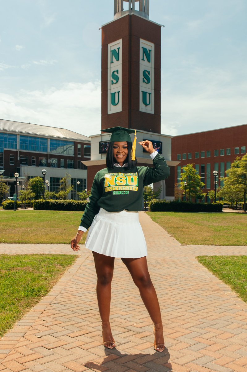 cheypretty's tweet photo. She is clothed with strength and dignity and laughs without fear of the future. Proverbs 31:25 💚💛 https://t.co/kPt25AsaaY
