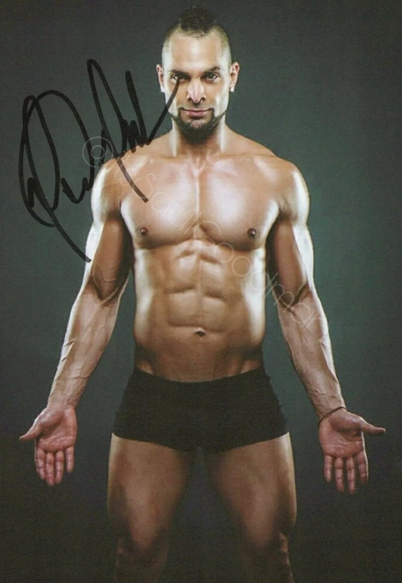 Who wants a Michael Mando signed photo? Retweet! One lucky *follower* picked May 3rd. #BetterCallSaul