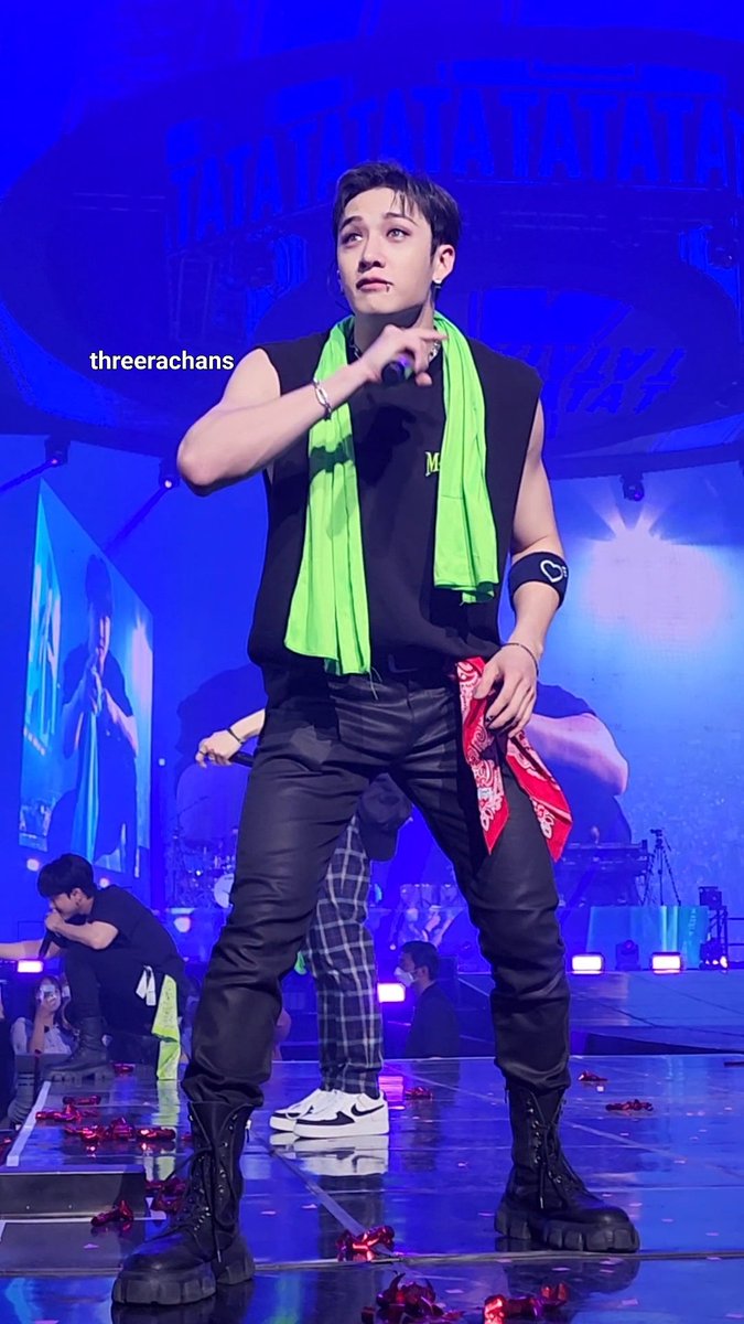 threerachans's tweet image. happy chan who felt like he was flying 🥺