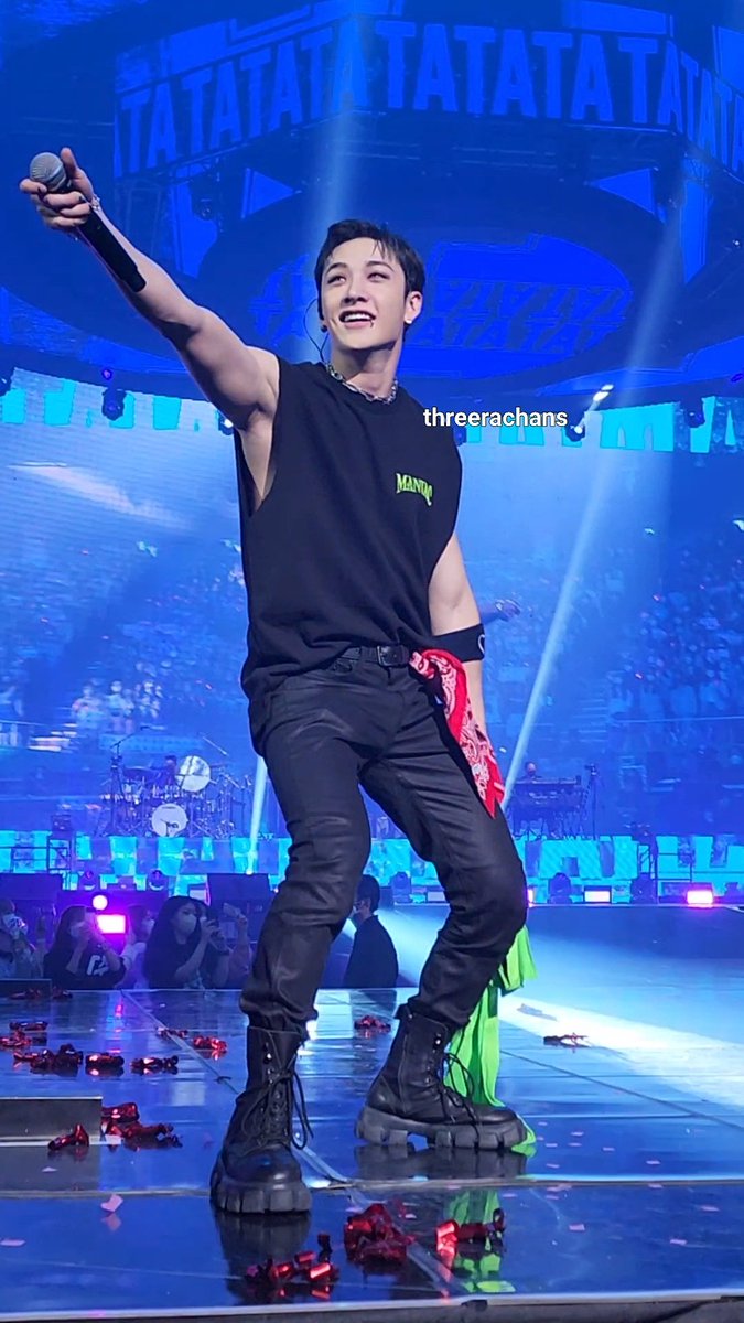 threerachans's tweet image. happy chan who felt like he was flying 🥺