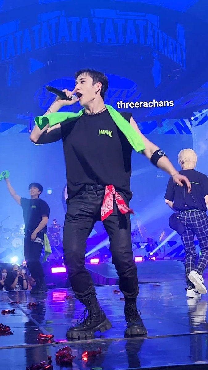 threerachans's tweet image. happy chan who felt like he was flying 🥺