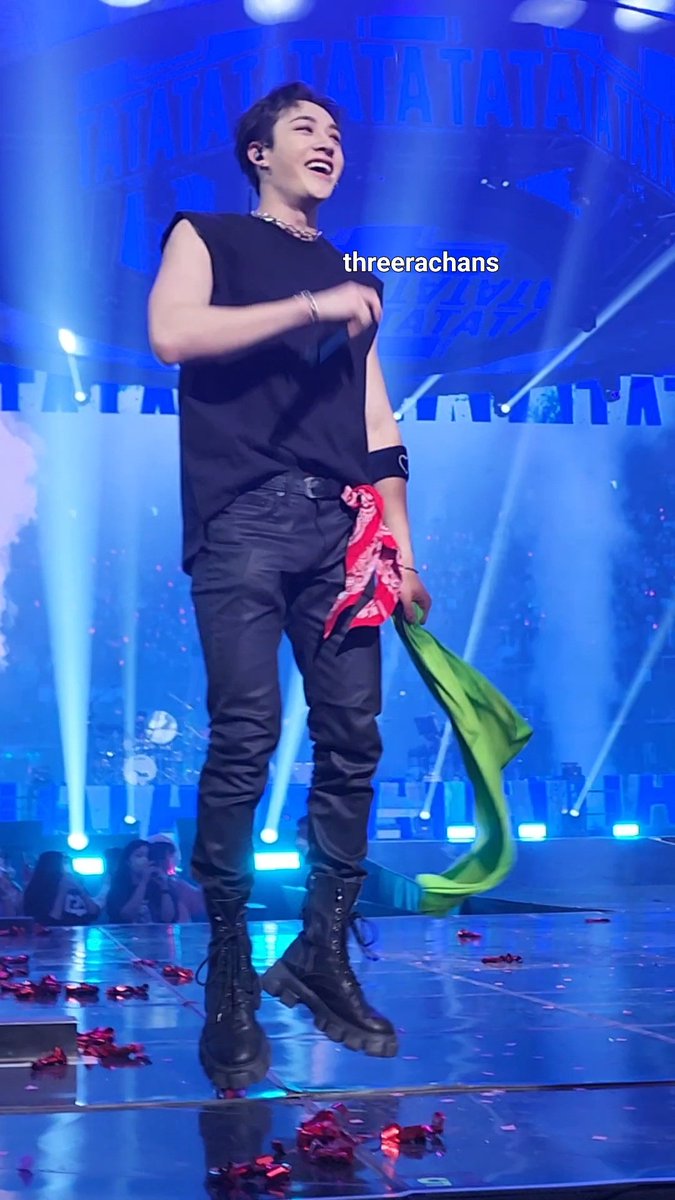 threerachans's tweet image. happy chan who felt like he was flying 🥺