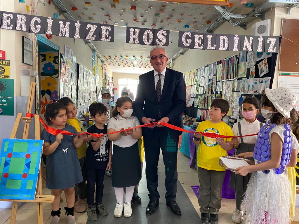 AkdenizilceMem's tweet photo. Müdürümüz Sayın @AdemSimsek33 İlçemiz 23 Nisan İlkokulu' nda düzenlenen eTwinning projeleri sergisinin açılışını yaparak, projeler hakkında bilgi aldı. 
@tcmeb  @aliihsansu_ @muhittinpamuk @AdemKoca46 @MersinMEM @tretwinning @eTwinningMersin https://t.co/3ifVZsFhk7