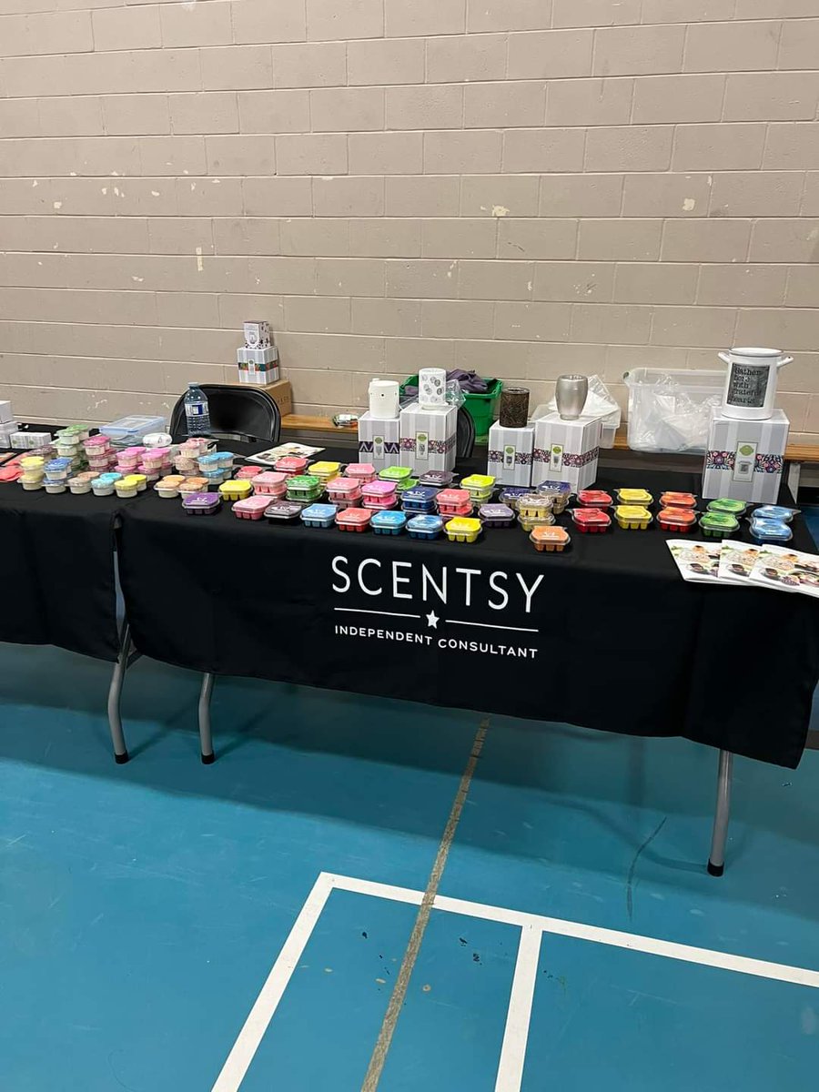 GilbertP4341's tweet photo. Sipekne'katik Craft Fair happening, lots of Indigenous vendors, only one hour left. #Sipeknekatik #IndianBrook https://t.co/JVwGb5Fw28