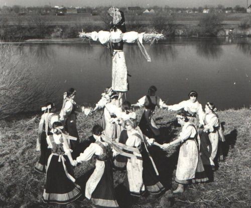 ChairmanoftheA1's tweet photo. @CllrBattley As demanded by the relevant authorities, the Porlock Four removed Todd Bunt from the Wicker Man and handed him over to The Chadwell Coven  of Crocheting's May Day Dance.
Problem solved. https://t.co/VC1dxCY5wJ