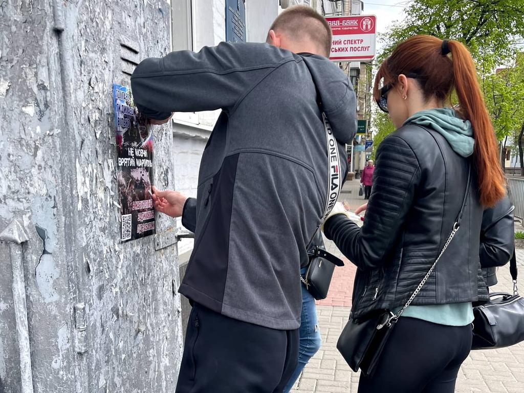 nc_poltava's tweet photo. Провели інформаційну кампанію в підтримку жителів та захисників оточеного Маріуполя

Наші герої зараз там стримують неймовірні сили ворога, допомогають цивільним і мотивують своїм прикладом всю країну. Ми маємо про них говорити всюди і постійно

Не мовчи і ти – врятуй #Маріуполь https://t.co/1BStuJtxg3
