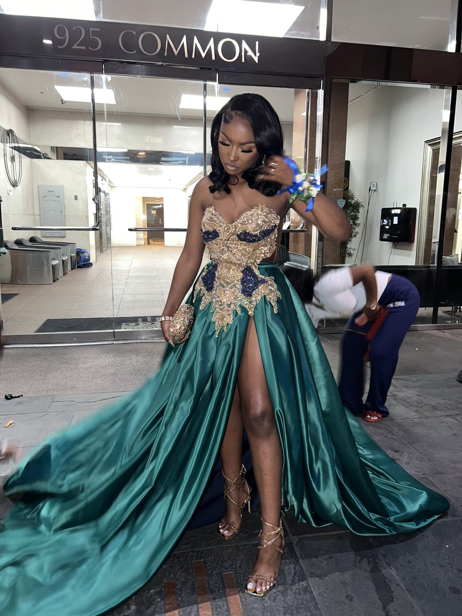 TTORRIEEE's tweet photo. prom 22 https://t.co/MZ3tUqQiC4