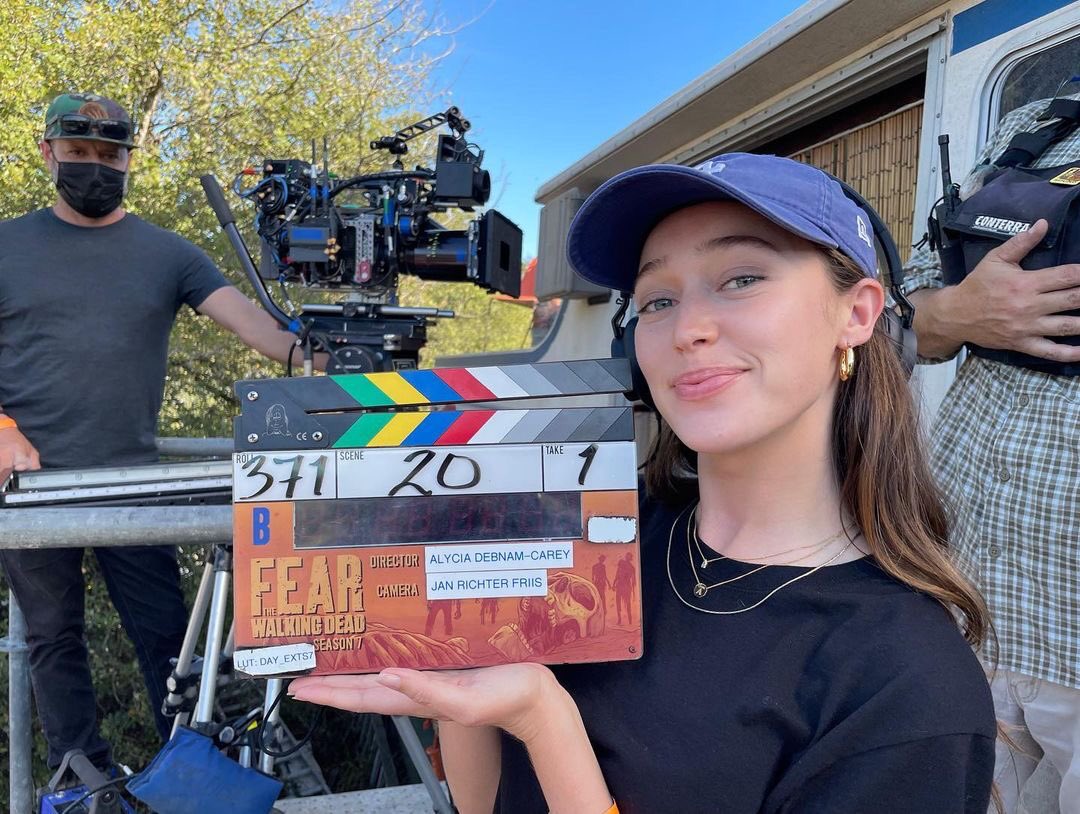 tonight’s episode is directed by Alycia Debnam-Carey !! get ready everyone !! 🎬 #feartwd