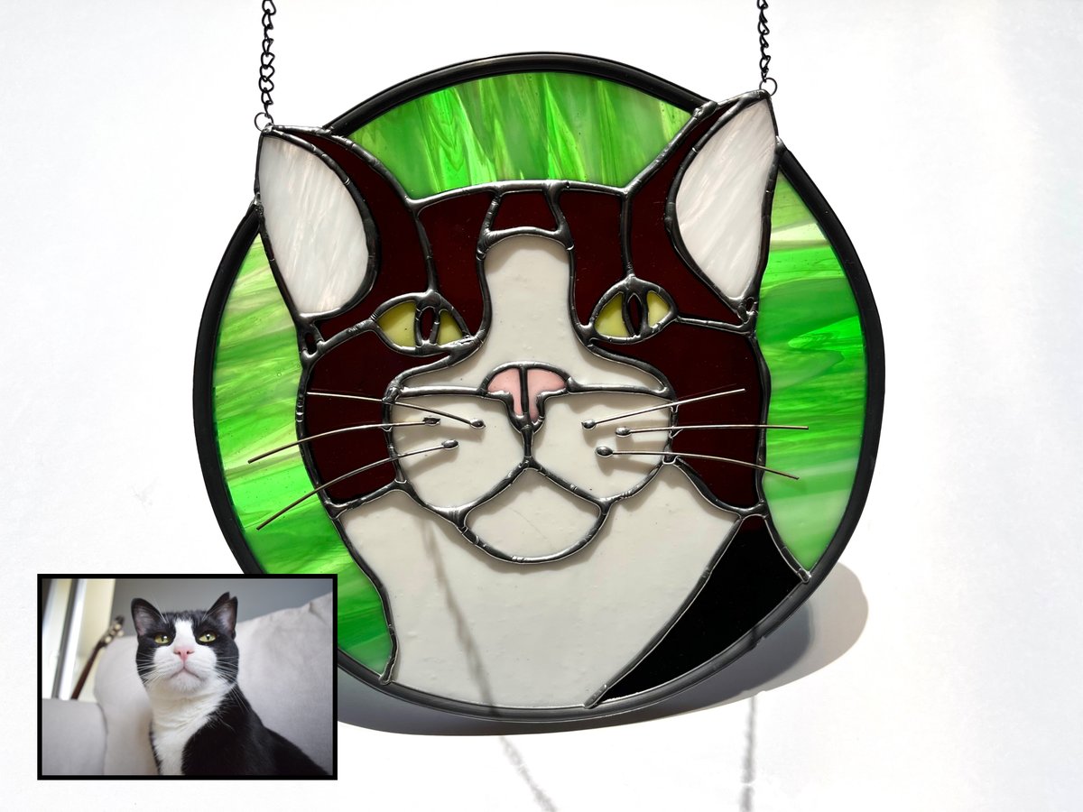 Good evening everyone! #HandmadeHour 
-- Commissions are open for Pet portraits --
This is my cat's portrait. If you want to have yours let me know! 🌻 Etsy: etsy.me/3vVZYhN
#StainedGlassSunday #CelebsForSmallBiz #CraftHour #CraftBizParty #EtsySocial #GlassArt