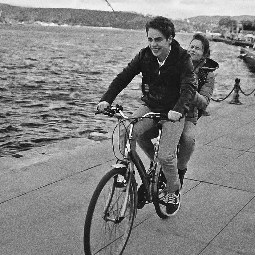 egneredits's tweet image. “‘Sevmeyince hayat bomboş.’ dedin, yaşamayı bana sen öğrettin. Aç kapıyı gir içeri, gönlüm bekliyor seni.”

#egner