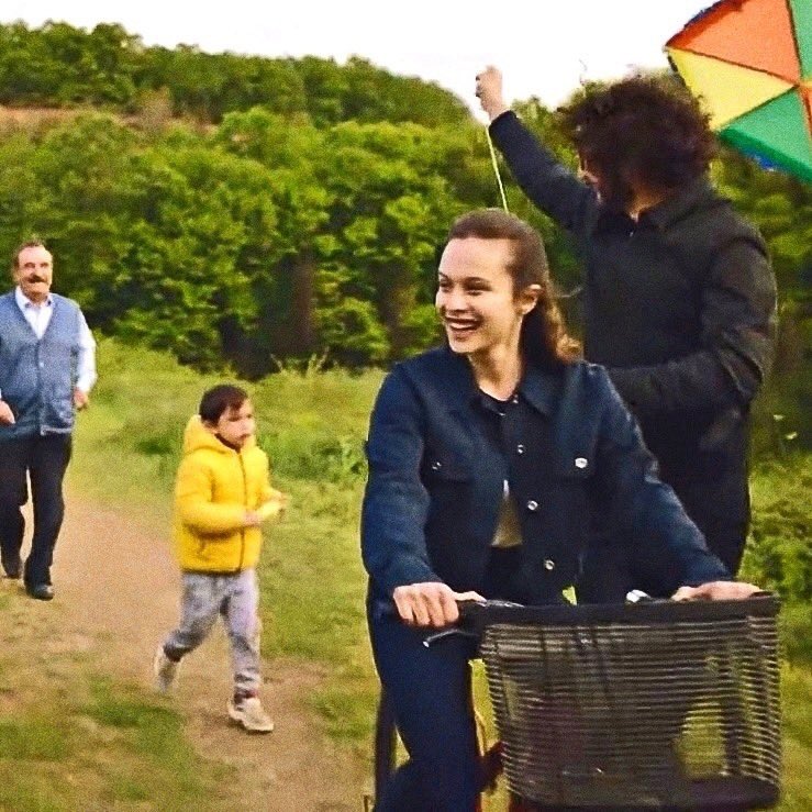 egneredits's tweet image. “‘Sevmeyince hayat bomboş.’ dedin, yaşamayı bana sen öğrettin. Aç kapıyı gir içeri, gönlüm bekliyor seni.”

#egner