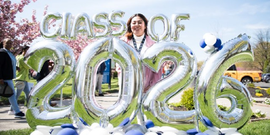Welcome to your new home, #Kean2026!! Hope you enjoyed our beautiful campus on Commit to Climb Higher Day. See you soon! 🐾 
#NationalDecisionDay2022 #CougarsClimbHigher <a href="/DrLRepollet/">Dr. Lamont Repollet</a>