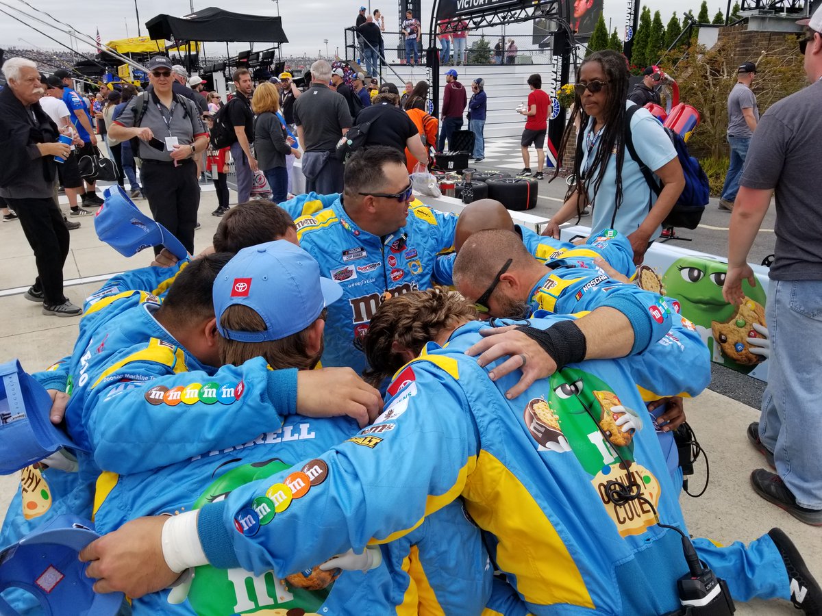 The #18 <a href="/mmschocolate/">M&M’S</a> JGR pit crew brings it in close - before the race - Currently the #18 is P8 <a href="/MonsterMile/">Dover Motor Speedway</a> 
#BeatReporter <a href="/SiriusXMNASCAR/">SiriusXM NASCAR Radio (Ch. 90)</a>