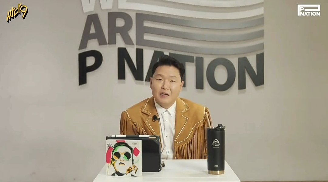 kiss_seven7's tweet photo. — PSY sobre grabar el MV 'That That':

"Filmamos el 15 y 16 de marzo y como llovió por la mañana, fue difícil ya que al filmar escenas de baile si dábamos 2-3 pasos nuestros pies se atascaban en el barro. En cuanto a mí, ya que es mi canción y MV está bien. Pero para #SUGA [..] https://t.co/nQ9XmvLjuz