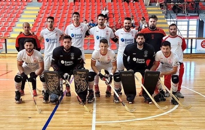 quemerodelsurok's tweet photo. 🏒 #HockeysobrePatínes #Masc
🏆 #ArgentinodeClubes
📍 Club Olimpia #SanJuan
➡️#Huracán 7 #SocialSJ 5
🎈Diego Olaya x3, Agustín Costa, Martin Barreiro, Matias Dengra x2
👉 El Globo quedó séptimo en este campeonato Senior.
🔥 #VamosQuemeros https://t.co/Th9md31K4I