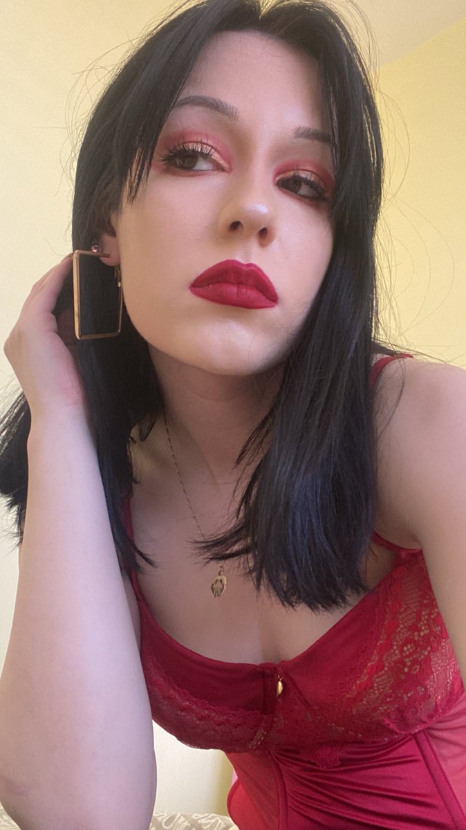 yolittax's tweet photo. ig: @yolittax_ 
#red #OOTD #blackhair #makeup #redlipstick https://t.co/SB8KNt2DUS
