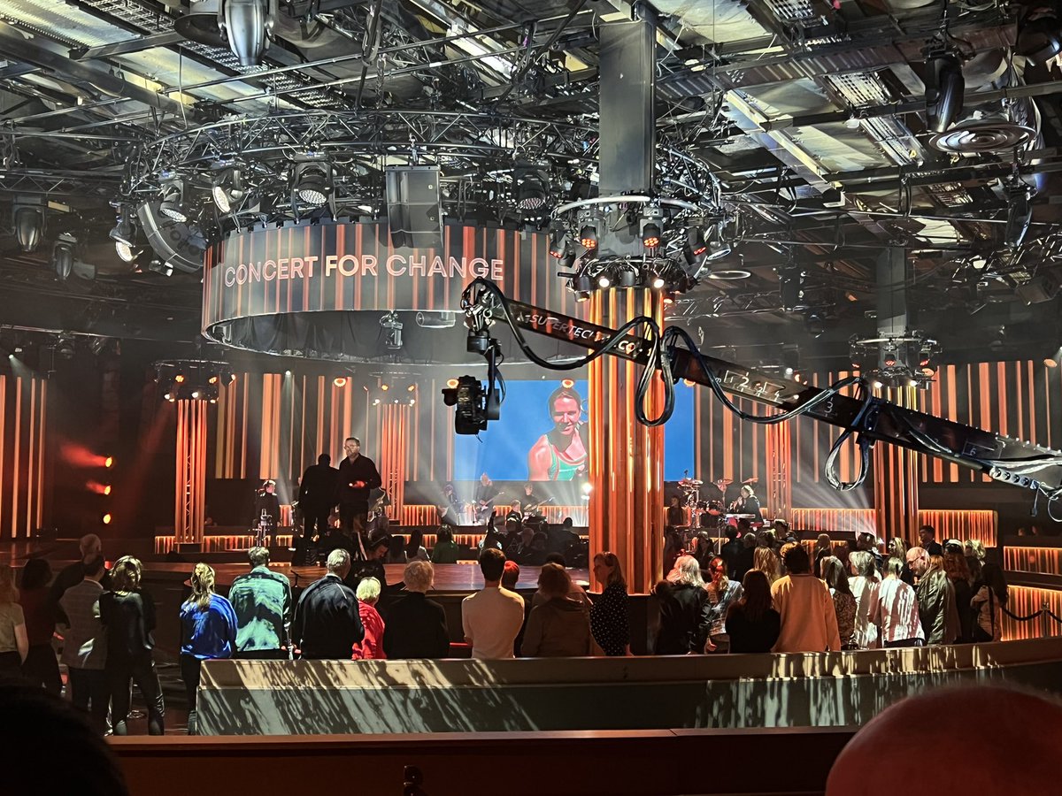 BertHuisjes's tweet image. In de coulissen van #ConcertforChange, live op @NPO1. Met EO, BNNVARA, Omroep MAX en WNL, gepresenteerd door Giovanca en Carrie ten Napel. En met inhoudelijke bijdragen van onze eigen @LisetteWellens.