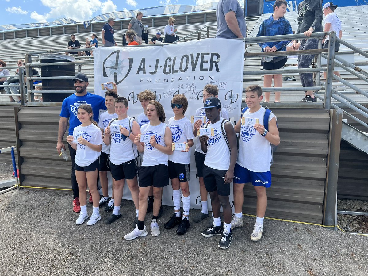 coach_CJervis's tweet photo. Great day of 2 hand touch football at Davidson High school for a tremdous foundation! Proud of the Memorial students for participating! #AJ https://t.co/6hxp7rb4b4
