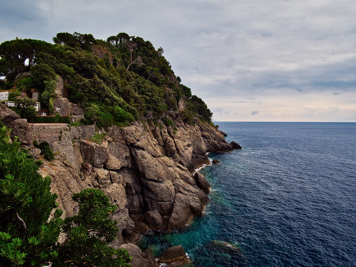 Pin_ph_'s tweet image. Questo posto si può ammirare dal faro di Portofino, voi cosa pensate di Portofino? È un po’ sopravvalutata?