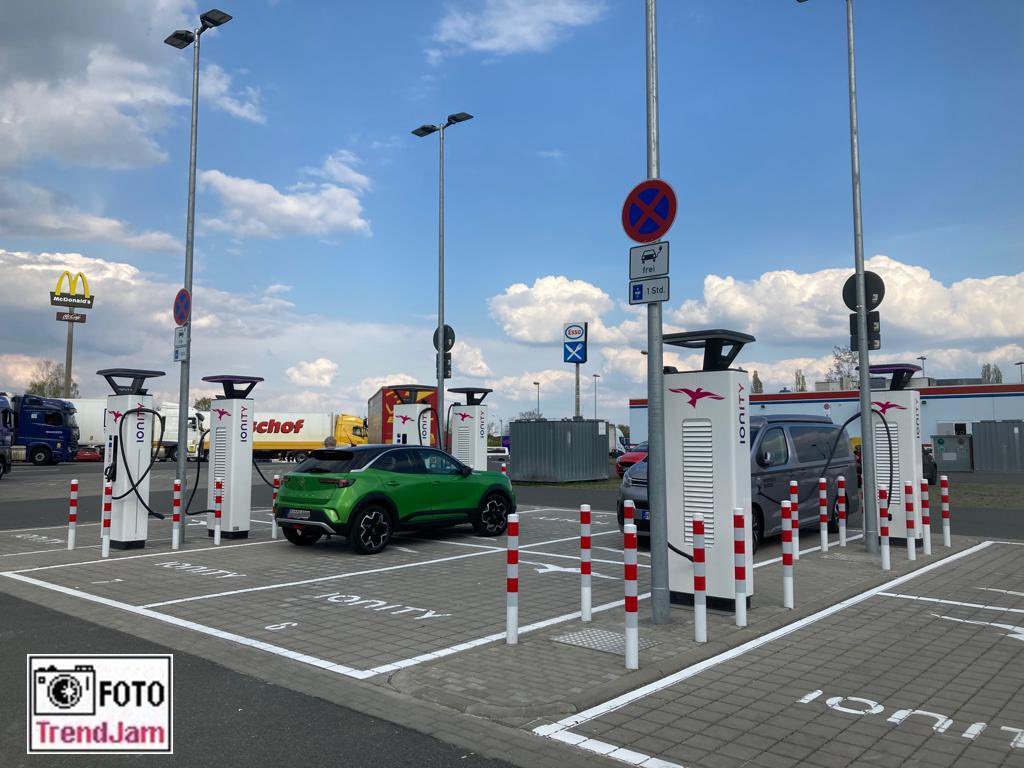 TrendJam_City's tweet photo. Der Ausbau von #Ladesäule​n geht weiter. Auch in @nachBrandenburg &amp; um @visitBerlin herum, z.B. von @IONITY_EU. 350kW für alle Marken am #Autohof #Linthe. https://t.co/eVIl8iXFiS
