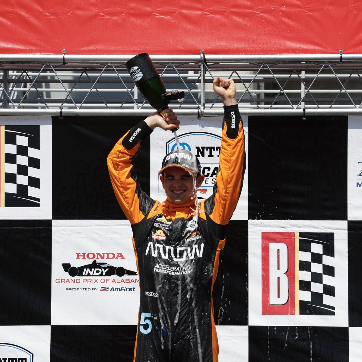 ArrowMcLaren's tweet photo. Champagne shower. 😶‍🌫️🍾

#INDYCAR / #HIGLA https://t.co/FGHEqxl7Qu