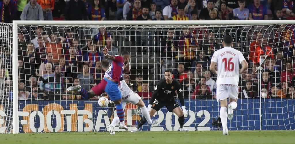 marca's tweet photo. ⏰ ¡Descanso en el Camp Nou! Gana el Barça al Mallorca con un gol de Memphis https://t.co/veeEIowLk4 #BarçaRCDMallorca #LaLiga https://t.co/yGT3qGavdb