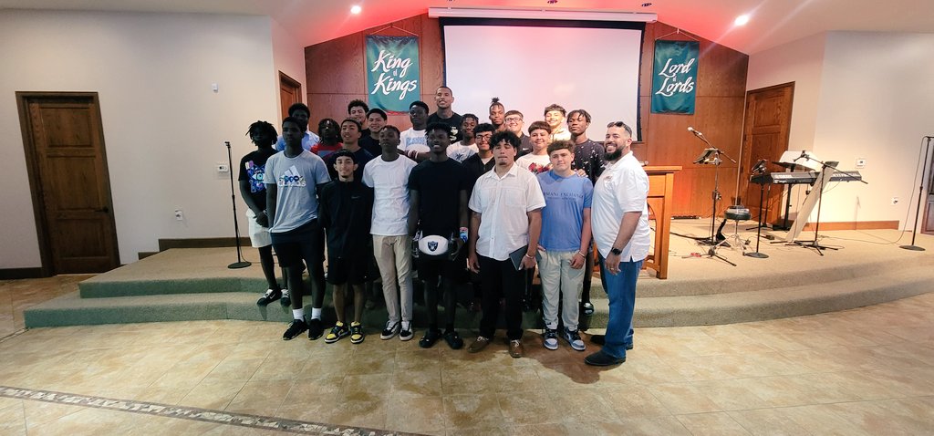 ImmokaleeFB's tweet photo. Incredible Sunday thanks to Pastor LeadingFox of Seminole Baptist Church for hosting @darrenwallerfdn.
This message was spot on and on time and the food &amp; fellowship afterwards was so appreciated! 
Countless individuals made today a tremendous success!
#Walltalk #SHINE #OneTribe https://t.co/eq46WZdbq1