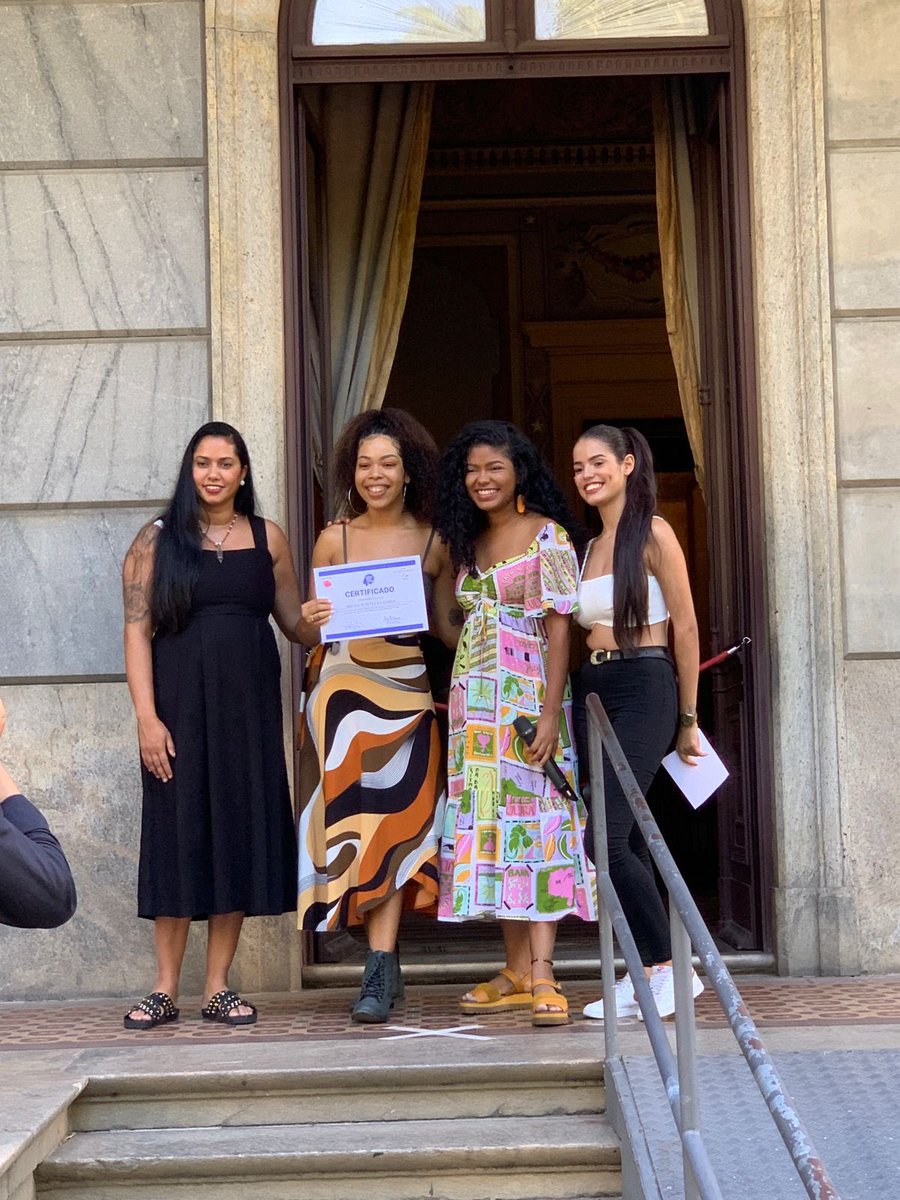 RedeNami's tweet photo. Na cerimônia de abertura da exposição e de formatura das alunas do projeto #AfroGrafiteiras tivemos discursos inspiradores da nossa presidente @panmelacastro, da curadora @Prirooxo e nossa madrinha de cerimônia @joycetrindadee_ #RedeNAMI #PertencerEMudar https://t.co/Ljqf3ruJxY