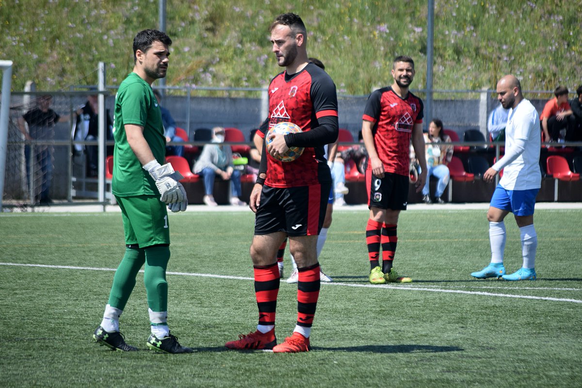 <a href="/FrancisBaena9/">Francis Baena</a> <a href="/llorca_albert/">Albert Llorca “dowi”</a> Se puso nervioso con los comentarios del portero 🥶

Primer día en la 'oficina' de <a href="/llorca_albert/">Albert Llorca “dowi”</a> y coge el balón para lanzar un penalti que puede valer la salvación. Primer tanto con el #ThisIsVallbona. 

#Futbolcat | #NouBarris