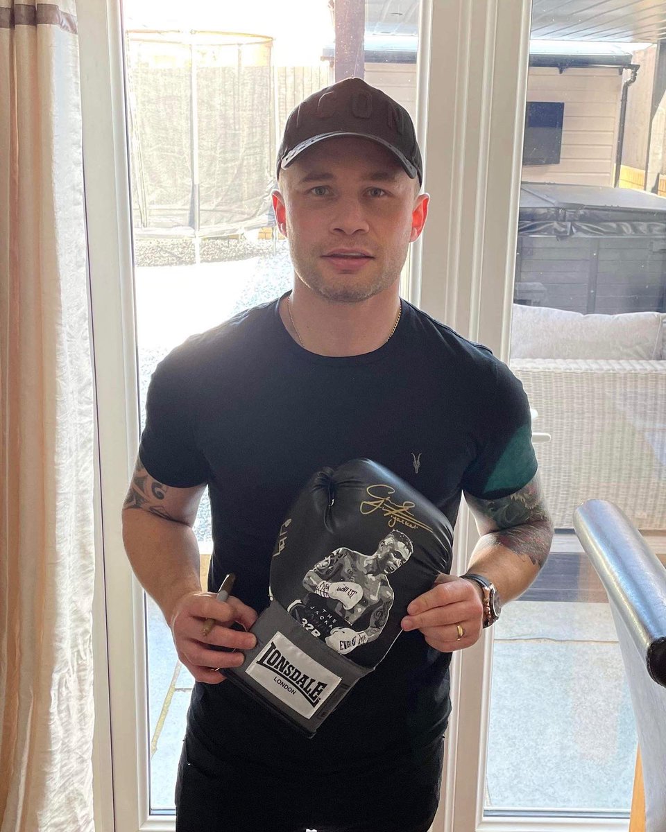 SecondsOutBA's tweet image. Latest painted items. Hand painted Carl Frampton glove, signed on Friday in Scotland. 
Also something special. Hand painted signed Frampton shorts, framed to the highest quality. 
Anyone interested in getting a painting done give me a shout @CRoxy5 @RealCFrampton